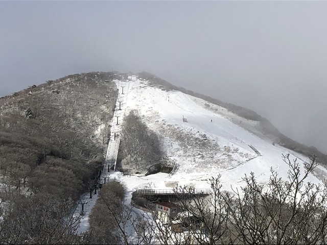 御在所岳ロープウェイ駅から見る御在所岳の山頂方面景色