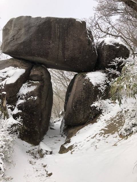 国見岳石門