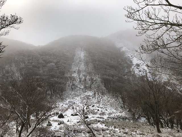 国見岳から御在所岳の山頂雪山景色