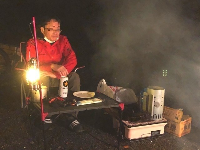 キャンプを楽しむ男性