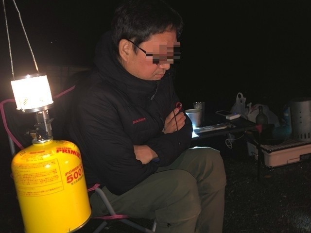 寒さに震えるキャンパー