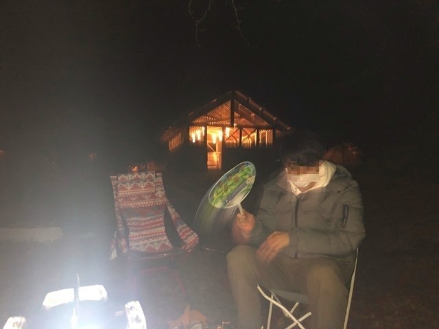 キャンプしている男性