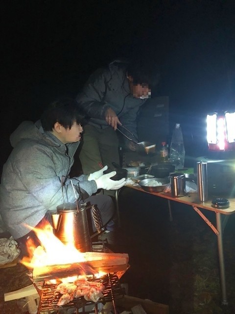 キャンプ料理を作成中の様子