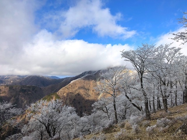 丹沢山周辺は晴れ間が広がり蛭ヶ岳方面は雲の中