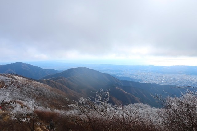 丹沢表尾根と左奥に見える大山の景色