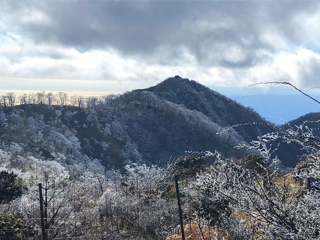 霧氷に覆われた塔ノ岳の景色