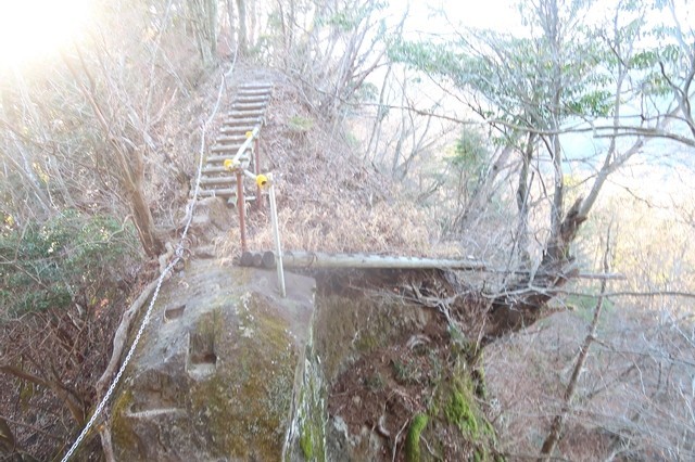 丹沢三峰縦走ルートの切れ落ちた危険箇所