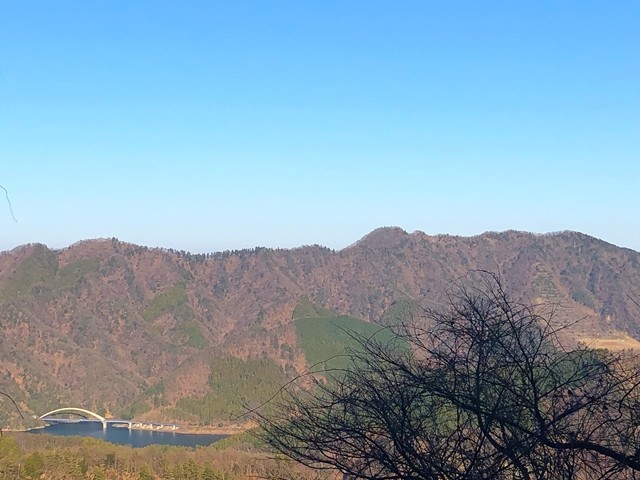 丹沢三峰縦走ルートから見えるゴールの宮ヶ瀬湖