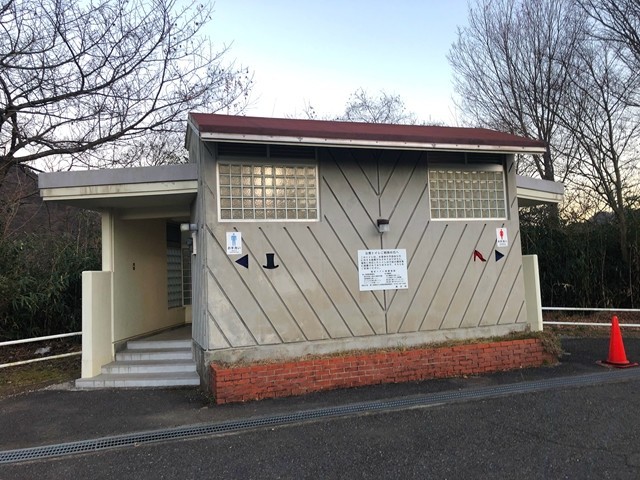 宮ヶ瀬小中学校前バス停のトイレ