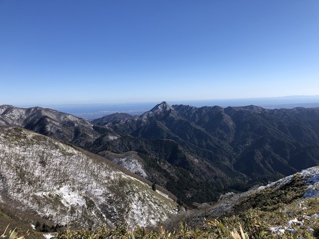 雨乞岳の山頂から見る鎌ヶ岳