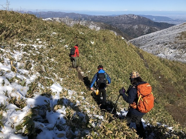 雨乞岳登山中の４人の登山者