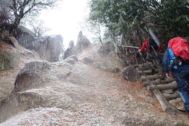 雪が積もった御在所岳