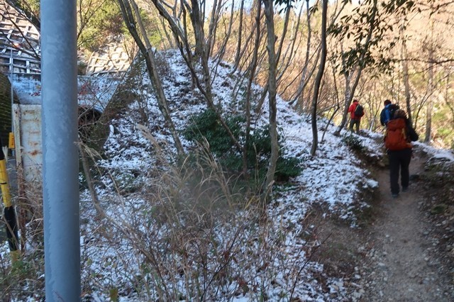 トンネルの手前右手から武平峠へ分岐