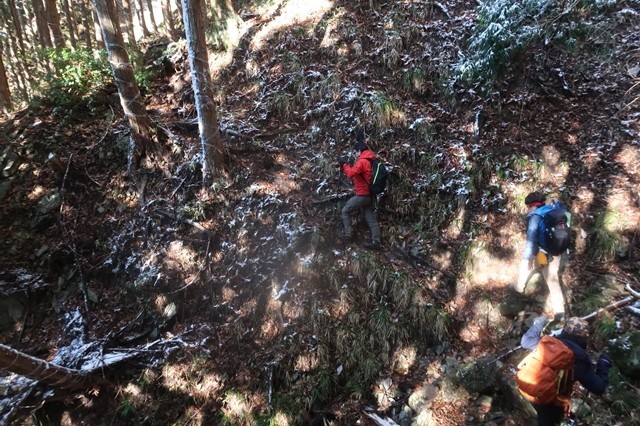 クラ谷分岐を目指して登山スタート