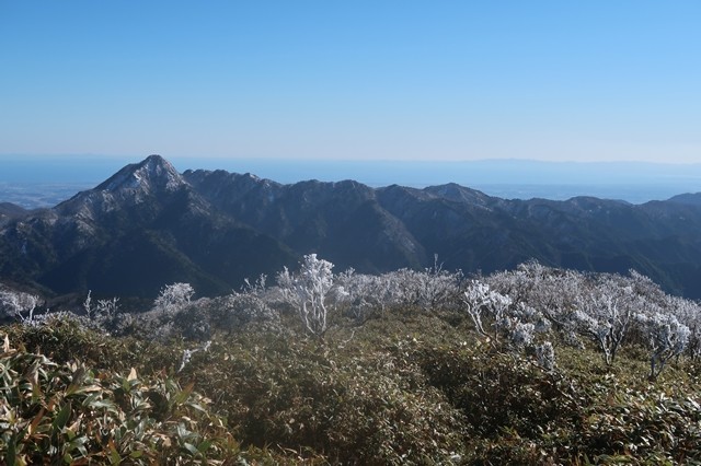 霧氷の奥に鎌ヶ岳景色