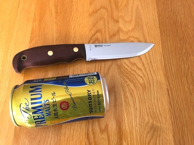 ヘレナイフディディガルガルと缶とのサイズ感比較