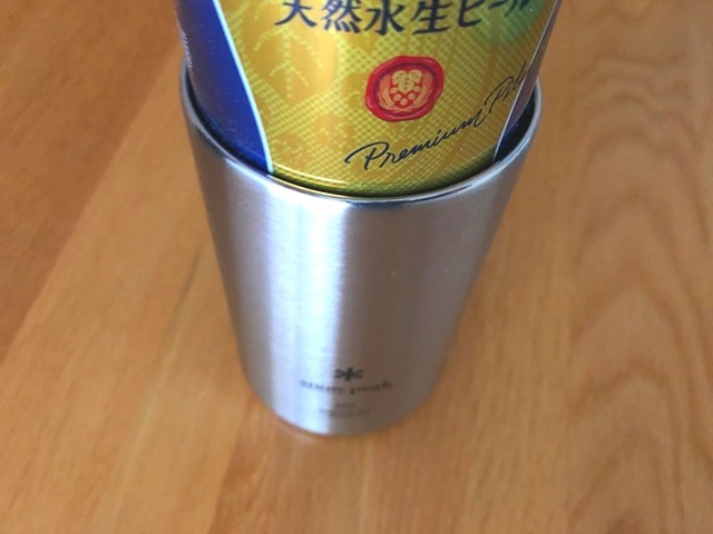 ３５０ｍｌ缶が缶クーラーの中に入っていく様子