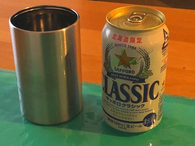 缶ビールの呑みながらスノーピーク缶クーラーをレビューしている様子