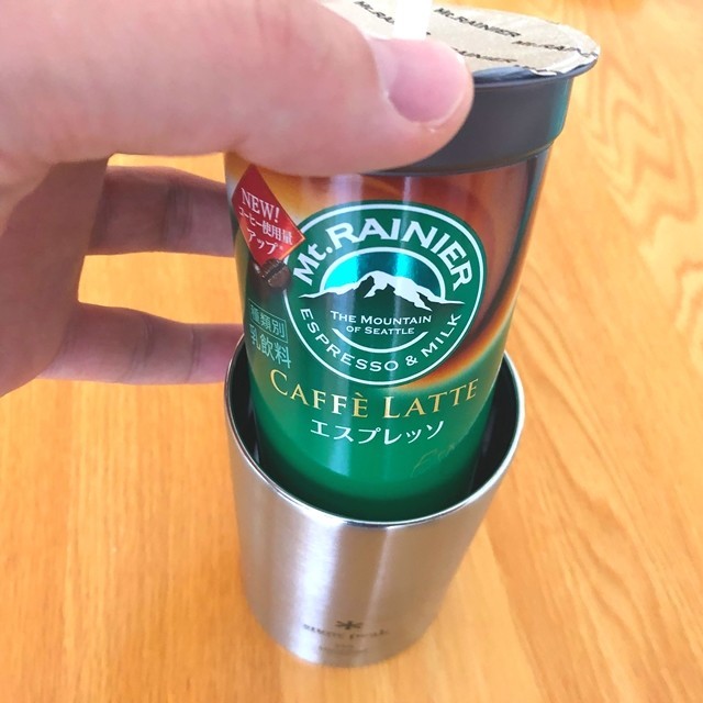 Ｍｔ．ＲＡＩＮＩＥＲのカップをスノーピーク缶クーラーに入れている状態