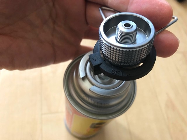 互換アダプターの出っ張りとＣＢ缶窪みにはめ込んで使う