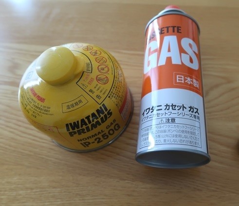写真左のガス缶がＯＤ缶、右手の長細いガス缶がＣＢ缶