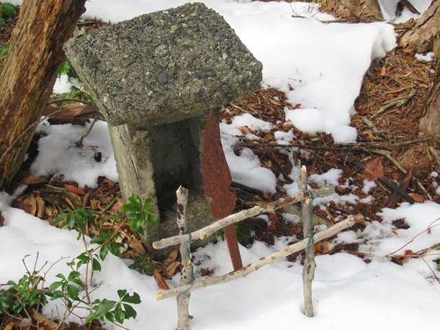 赤指山の山頂祠と剣