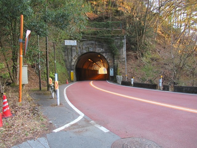 小留浦の集落近くにあるトンネル