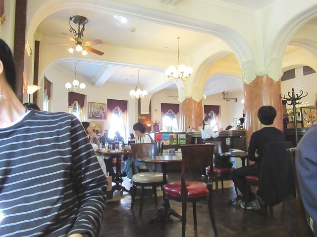 カフェドゥラプレス席のお客と店内の様子