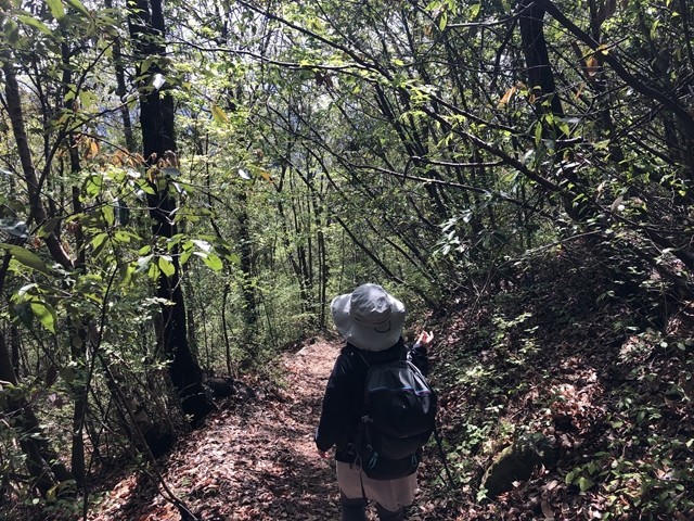 和同黒谷駅を目指して下山スタートの様子