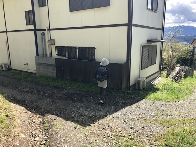 蓑山・美し山公園登山口でウロウロしている山ガール