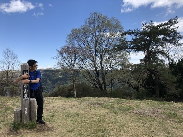 蓑山山頂と標高は、581.5m