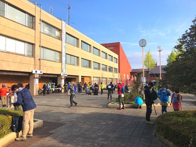 外秩父七峰縦走ハイキング大会の受付会場の混雑