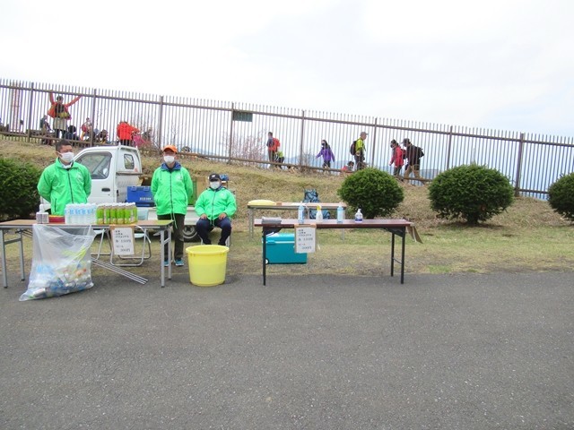 堂平山山頂の売店ペットボトルの飲み物販売