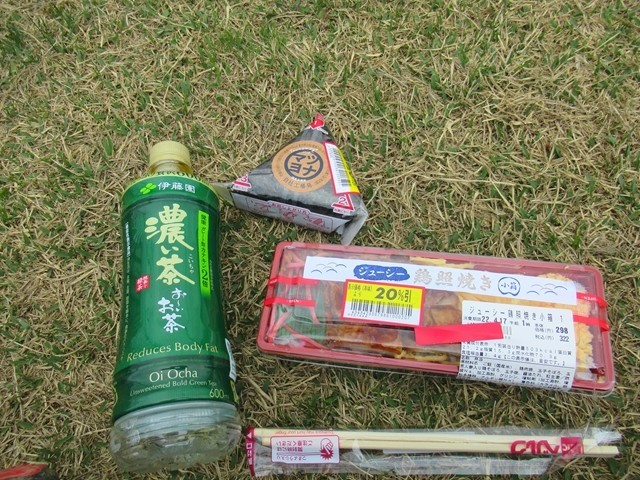 堂平山の山頂で昼食の様子