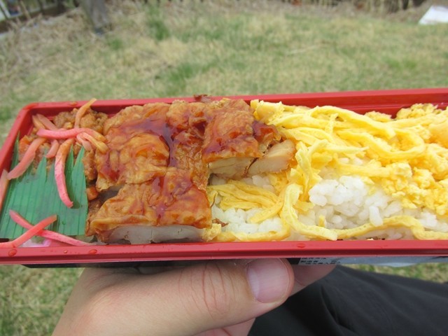 秩父駅のスーパーで購入した山飯