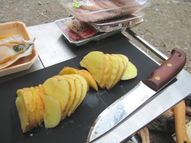 ヘレナイフディディガルガルでカットしたジャガイモ