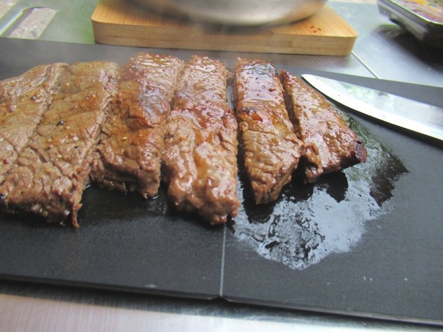 ステーキ肉をヘレナイフディディガルガルでカットした様子