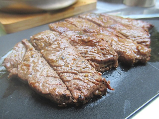 肉汁が美味しそうなステーキ肉とヘレナイフディディガルガルナイフ