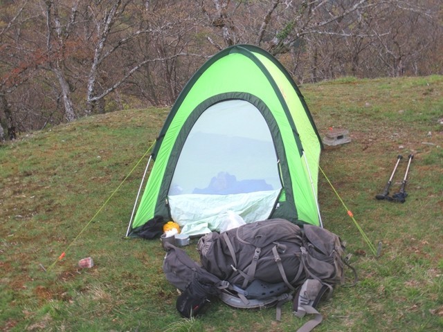 テント泊でチタン皿を使用した様子