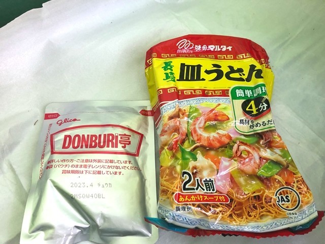 皿うどんをチタン皿に盛り付けの様子