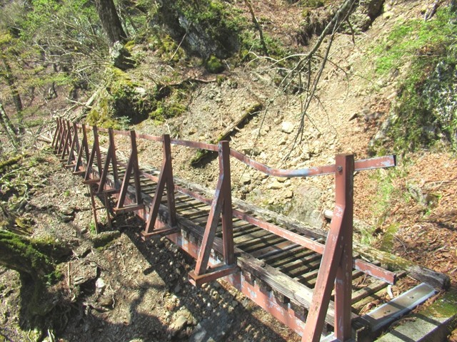 筏場道のルート壊れかけた橋