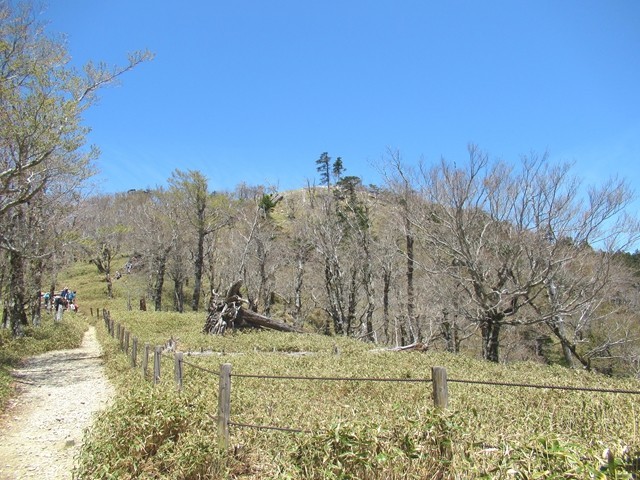 日出ヶ岳を目指して登山の様子