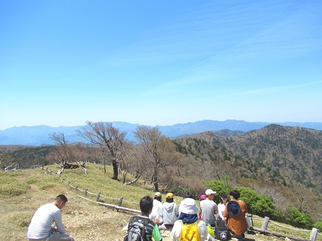 日出ヶ岳の山頂からの大台ヶ原の景色と登山者