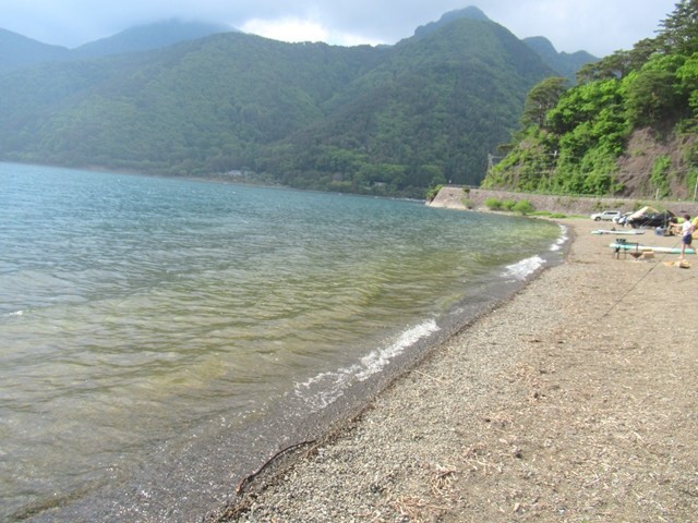 湖のギリギリでのテント設営様子