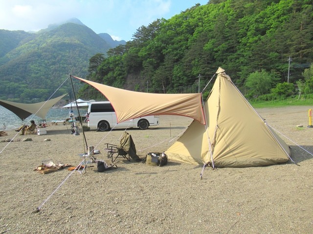 小川テントタッソＴ／Ｃとムササビウィングタープの様子