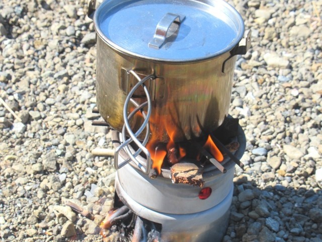 ミニかまどでキャンプ飯調理