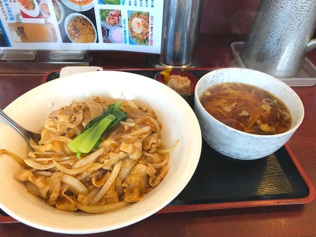 大龍飯店名物豚バラニンニク丼セットレビューの様子