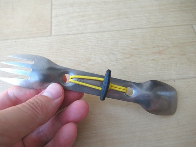 チタンスポークをコードで締めて持ち運ぶ事が出来る