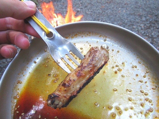 ユーコ(UCO)チタンスポークを使って肉の下ごしらえした様子