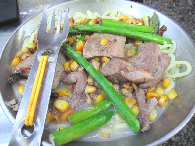 ユーコ(UCO)チタンスポークを使ってラーメンを食べている様子